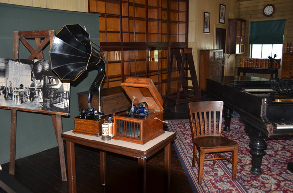 EdisonPhonograph.jpg EdisonPhonograph