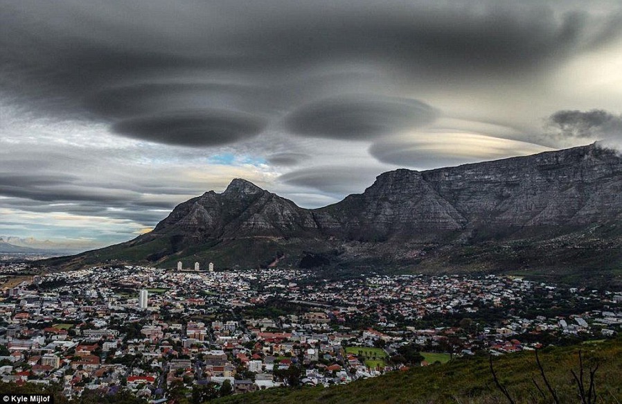 LenticularCloudsCapetownSA.jpg LenticularCloudsCapetownSA